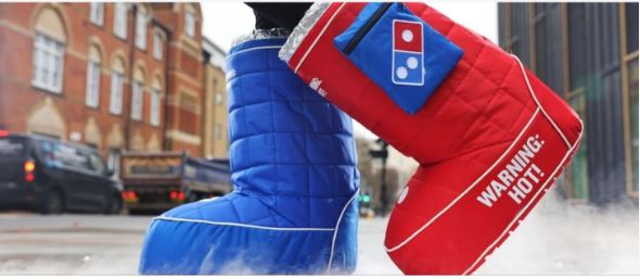 Domino’s aposta em botas térmicas gigantes para enfrentar o frio Domino’s aposta em botas térmicas gigantes para enfrentar o frio