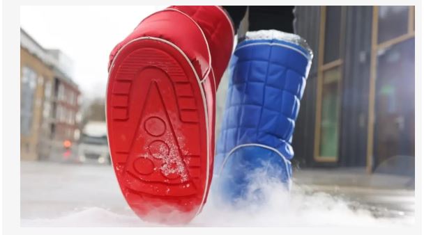 Domino’s aposta em botas térmicas gigantes para enfrentar o frio Domino’s aposta em botas térmicas gigantes para enfrentar o frio