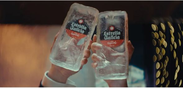 Estrella Galicia mantém tradição no Ano Novo e transforma brinde em ação publicitária Estrella Galicia mantém tradição no Ano Novo e transforma brinde em ação publicitária