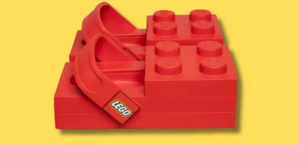 Crocs e LEGO lançam tamanco inspirado em bloco clássico e apostam em viral de 2026 Crocs e LEGO lançam tamanco inspirado em bloco clássico e apostam em viral de 2026