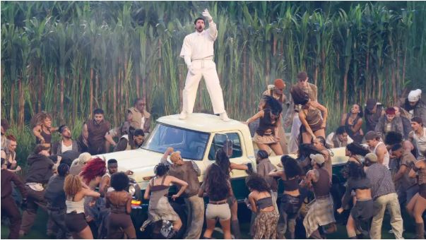 Bad Bunny surpreende no Super Bowl com mensagem cultural e look acessível Bad Bunny surpreende no Super Bowl com mensagem cultural e look acessível