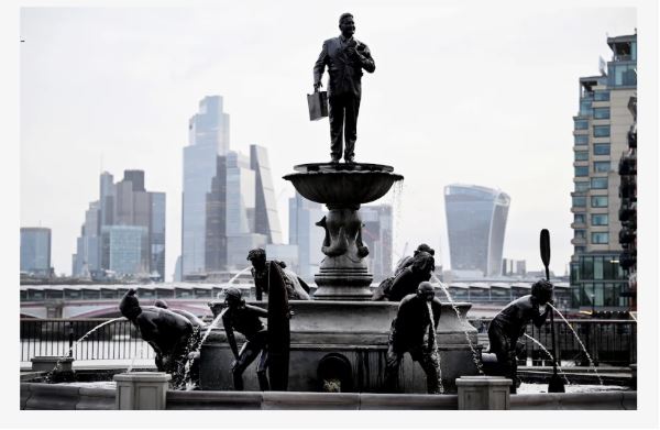 Channel 4 instala fonte monumental em Londres para denunciar crise de esgoto no Reino Unido Channel 4 instala fonte monumental em Londres para denunciar crise de esgoto no Reino Unido
