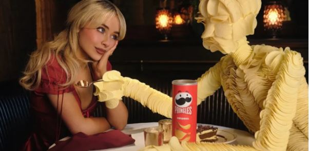 Sabrina Carpenter encontra o “par ideal” em campanha da Pringles para o Super Bowl Sabrina Carpenter encontra o “par ideal” em campanha da Pringles para o Super Bowl