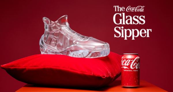 Coca-Cola transforma paixão pelo basquete universitário em tênis de vidro em nova campanha Coca-Cola transforma paixão pelo basquete universitário em tênis de vidro em nova campanha