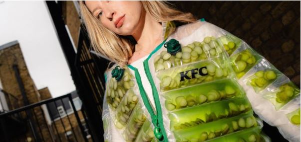 KFC transforma ideia viral em jaqueta comestível e aposta em experiência inusitada KFC transforma ideia viral em jaqueta comestível e aposta em experiência inusitada