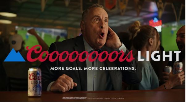 Coors Light aposta no icônico “goooool” em nova campanha publicitária Coors Light aposta no icônico “goooool” em nova campanha publicitária
