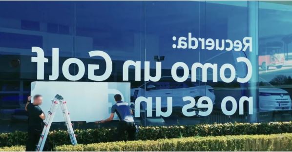 Volkswagen transforma concorrência em mídia em campanha criativa com reflexos de espelho Volkswagen transforma concorrência em mídia em campanha criativa com reflexos de espelho