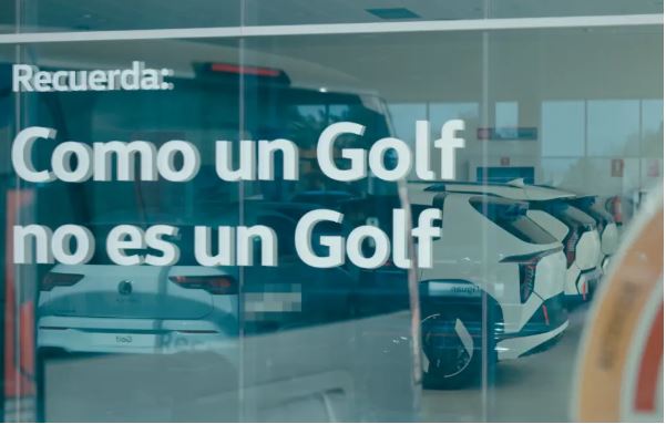 Volkswagen transforma concorrência em mídia em campanha criativa com reflexos de espelho Volkswagen transforma concorrência em mídia em campanha criativa com reflexos de espelho