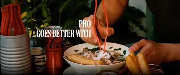 Coca-Cola aposta em hashis inspirados em sua garrafa para conquistar espaço na culinária asiática Coca-Cola aposta em hashis inspirados em sua garrafa para conquistar espaço na culinária asiática