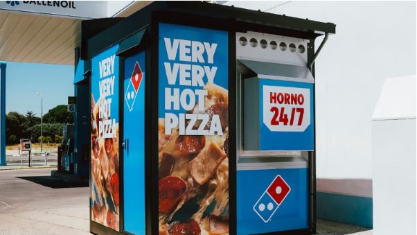 Domino's aposta em vending machines para vender pizzas recém-assadas Domino's aposta em vending machines para vender pizzas recém-assadas