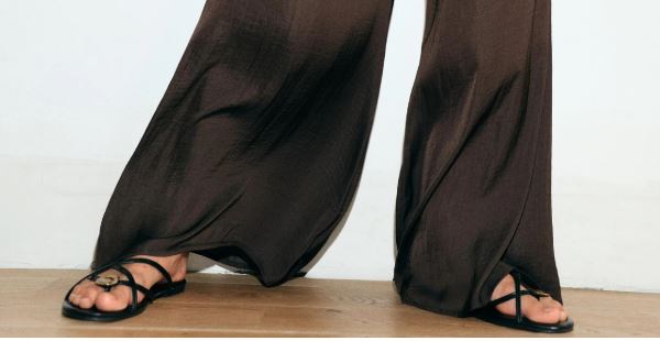 Calça da Zara viraliza no TikTok após relatos de acidentes e ganha apelido de "calça mortal" Calça da Zara viraliza no TikTok após relatos de acidentes e ganha apelido de "calça mortal"